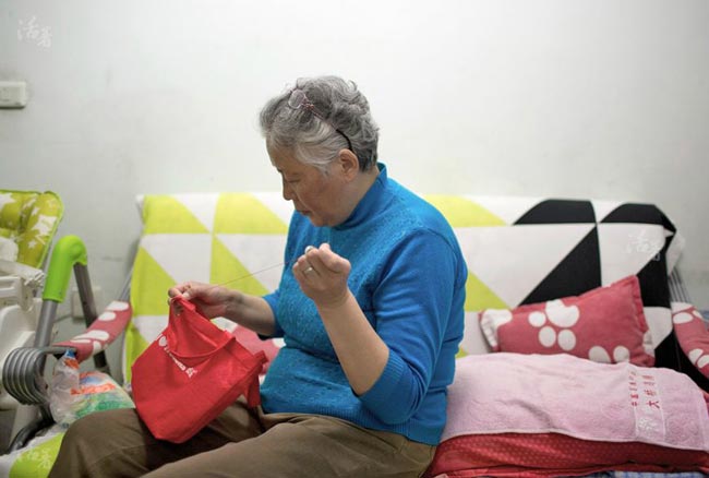 Mẹ Pao Pao đang cho con ngủ. Tranh thủ lúc này bà nội ngồi trên sofa để khâu túi đi chợ. Hiện bố mẹ Pao Pao vẫn chưa đủ tiền mua nhà nên đang thuê trọ, nhà nhỏ nên tạm thời bà nội Pao Pao ngủ trên sofa ngoài phòng khách. 
