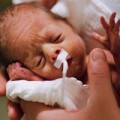 Làm mẹ - Bé được nuôi trong HỘP ĐÁ sống sót diệu kỳ