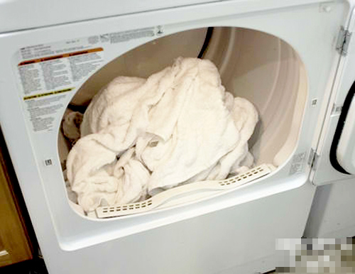 Mẹo tẩy trắng, khử mùi khăn tắm ngày mưa - 5