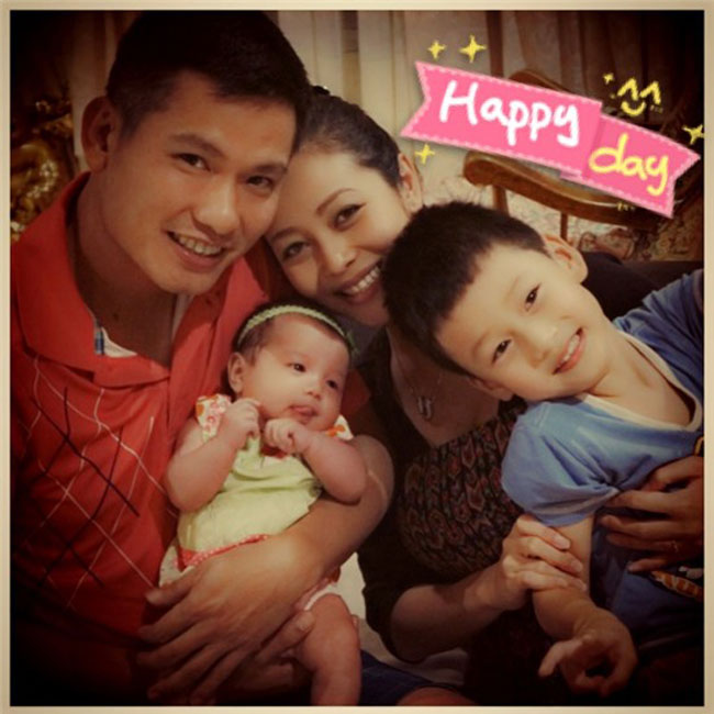 Gia đình hạnh phúc của Jenny bên hai con, bé Na và anh trai Bảo Nam.

