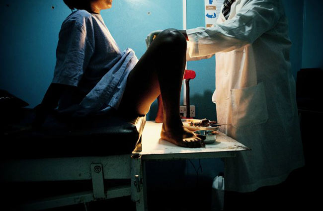 Bác sỹ đang tiến hành tiêm một mũi gây tê vào âm đạo người phụ nữ 29 tuổi để thực hiện thủ thuật hút thai.
