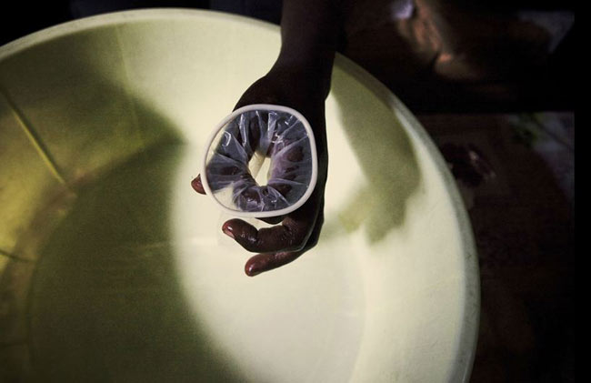 Bao cao su ở Kenya rất hiếm hoi. Nhiều người đã phải giặt bao cao su để dùng lại sau khi “xong việc'.
