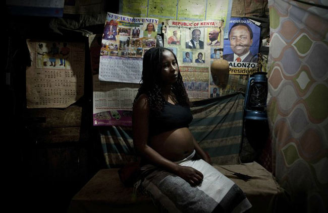 Một cô gái 20 tuổi đang mang thai 6 tháng. Bạn trai của cô cũng đã chia tay khi biết cô mang thai. Gia đình cô gái rất nghèo nhưng cô vẫn định giữ đứa trẻ. Ở Kenya, người ta cho rằng nếu phá đứa con đầu tiên, người phụ nữ sẽ bị vô sinh.
