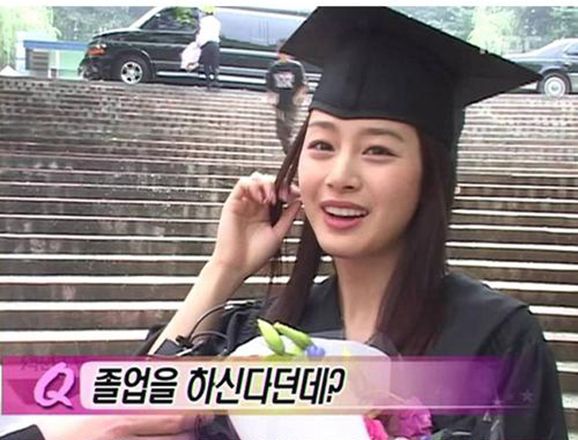 Ở tuổi 26, Kim Tae Hee tốt nghiệp Đại học Seoul với số điểm xuất sắc. Cô cũng là một trong số ít những ngôi sao nổi tiếng xinh đẹp, tài năng và thông minh trong làng giải trí.
