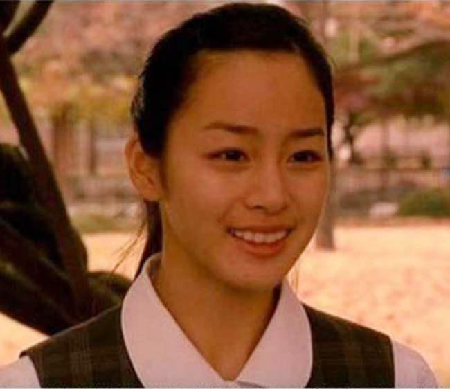 Đến năm 2001, Kim Tae Hee bắt đầu có vai diễn đầu tiên trong bộ phim Last Present. Trong phim cô vào vai thời trẻ của Lee Young Ae. So với hiện tại, hình ảnh Kim Tae Hee cách đây 13 năm không có nhiều thay đổi.

