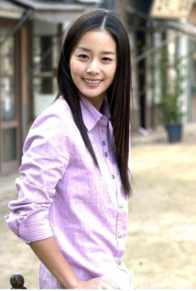 Sau vai diễn đầu tay, Kim Tae Hee bắt đầu gây được chú ý và được mời tham gia bộ phim sitcom Let's go. Sở hữu nụ cười rạng rỡ, cô sinh viên Đại học Seoul bắt đầu gây thiện cảm với khán giả.
