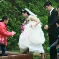 Tin tức - Lạ lùng cô dâu 'đu đò' sang sông lấy chồng
