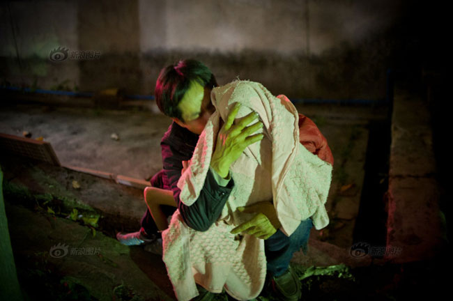 Chỉ trong vòng 8 tiếng ban đêm tại một trại trẻ mồ côi ở Quảng Châu, các phóng viên đã đếm được 8 em bé sơ sinh được đưa đến. Một người đàn ông quấn con mình trong một chiếc khăn lớn mang đến để “nhờ nuôi” tại trại trẻ mồ côi đang im lặng lau nước mắt trong bóng tối.
