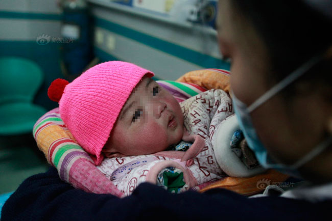 Ngày 7/1/2013, một em bé 3 tháng tuổi ở Tế Nam bị bỏ rơi trên băng tuyết lạnh lẽo. May mắn em bé đã được tìm thấy và lập tức được sưởi ấm rồi đưa đi bệnh viện. Em bé được khám và cho biết bị lác mắt cũng như gặp phải các vấn đề về tim.
