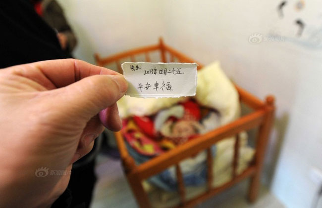 12/1/2014, trại trẻ mồ côi tỉnh Quý Dương nhận được một em bé sơ sinh mặt một chiếc váy đỏ đang giương to đôi mắt tròn chờ đợi ngay trước cổng trại. Trong lớp quần áo của cô bé có mảnh giấy ghi “Con gái, sinh ngày….năm 2013”.
