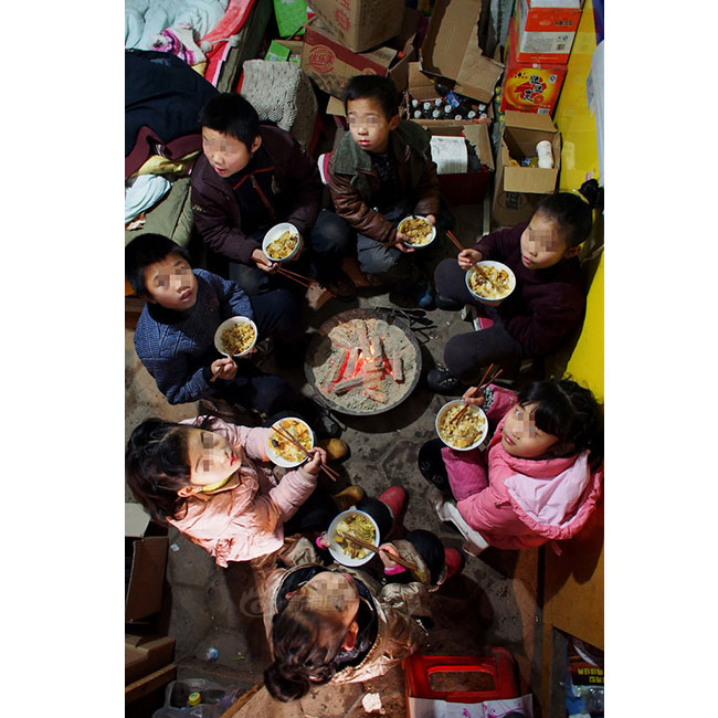 Câu chuyện cổ tích có thật về một phụ nữ nghèo nhận nuôi 43 đứa trẻ mồ côi ở Thạch Gia Trang.
