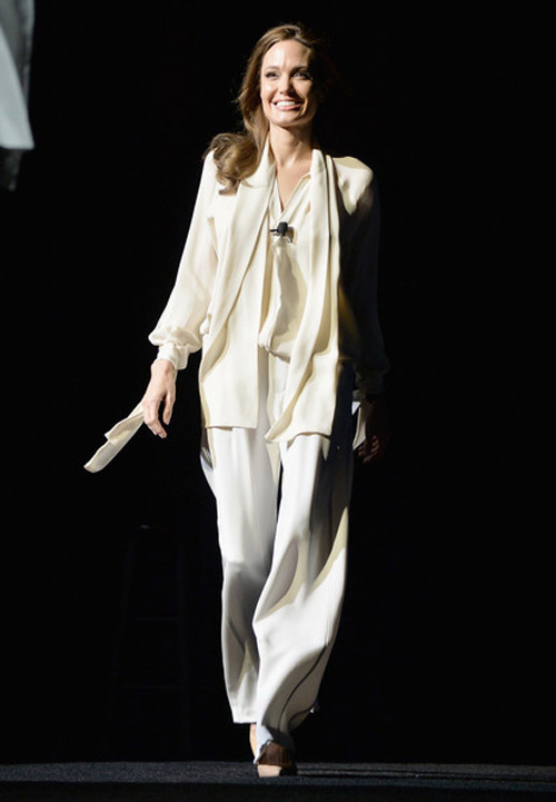 Angelina Jolie lại gây sốc vì gầy trơ xương - 7