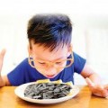 Tin tức - Bé 13 tháng suýt chết vì hóc hạt hướng dương