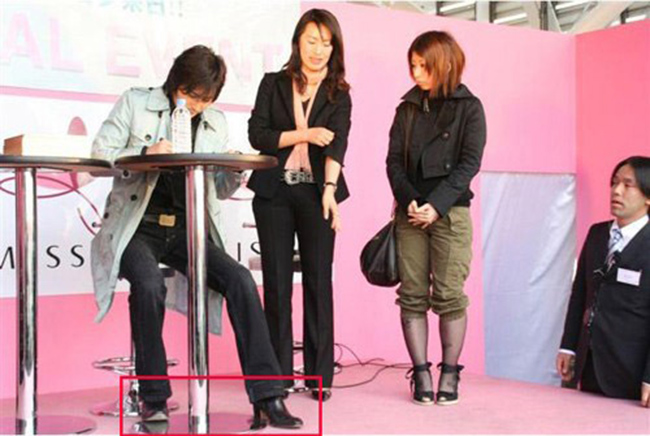 Chiều cao 1m80 được ghi trong lý lịch của tài tử Jang Dong Gun khiến nhiều người nghi ngờ khi có ít nhất 2 lần, anh bị bắt gặp đi chiếc giày có đế cao hơn bình thường 5cm.
