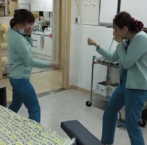 Nhân viên thẩm mỹ viện ăn uống, nô đùa trong khi phẫu thuật - 2