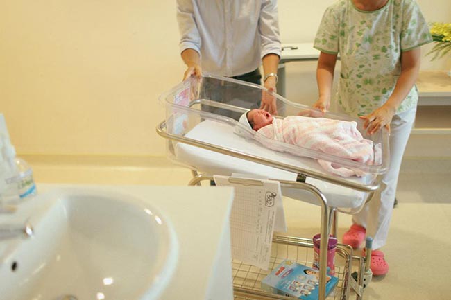 Cô bé được đẩy vào phòng hậu phẫu khi mẹ đang khâu lại phần bụng và tử cung.
