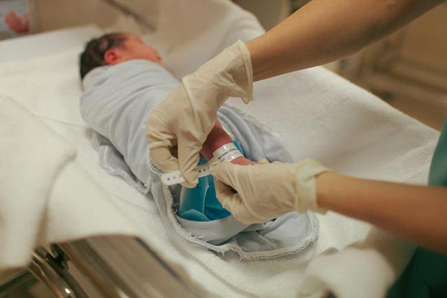 Sau khi sinh, cô bé ngay lập tức được đeo bảng tên vào cổ chân.
