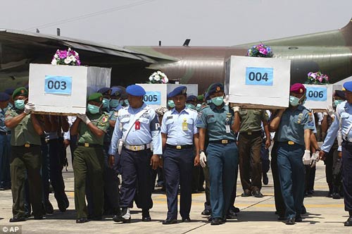 Nghẹn ngào tang lễ nạn nhân đầu tiên vụ QZ8501 - 7