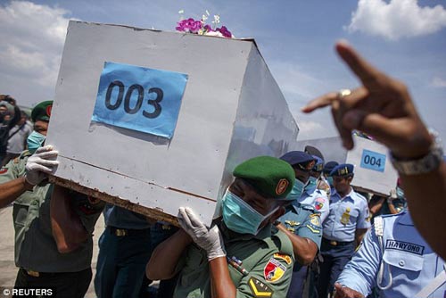 Nghẹn ngào tang lễ nạn nhân đầu tiên vụ QZ8501 - 8