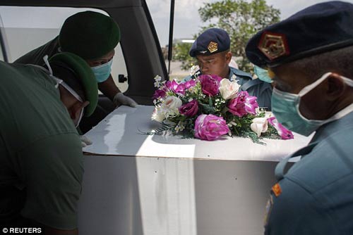 Nghẹn ngào tang lễ nạn nhân đầu tiên vụ QZ8501 - 10