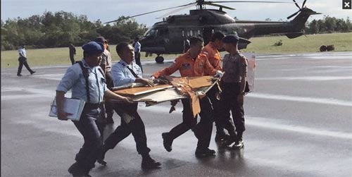 Máy bay AirAsia QZ8501: Đã tìm thấy 16 thi thể nạn nhân - 1