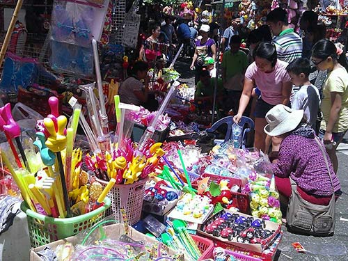 “Chết ngộp” với hàng Trung Quốc - 1