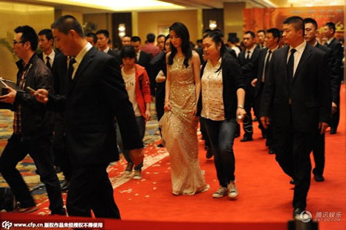 Lưu Diệc Phi xinh đẹp như nữ hoàng tại sự kiện - 2