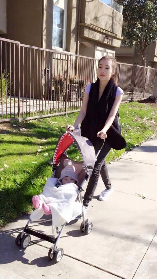 Vợ chồng Lê Khánh ăn bánh tráng vỉa hè sau lễ cưới - 6