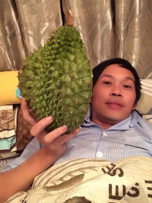 Vợ chồng Lê Khánh ăn bánh tráng vỉa hè sau lễ cưới - 4