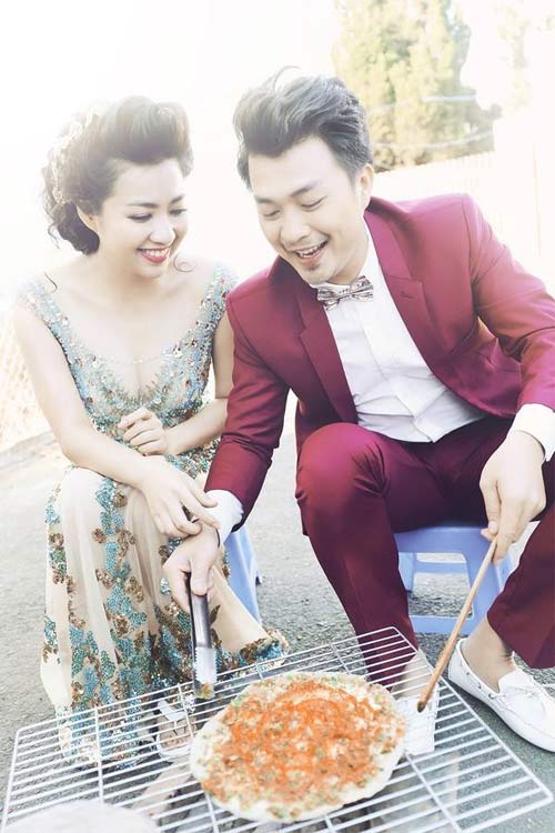 Vợ chồng Lê Khánh ăn bánh tráng vỉa hè sau lễ cưới - 1
