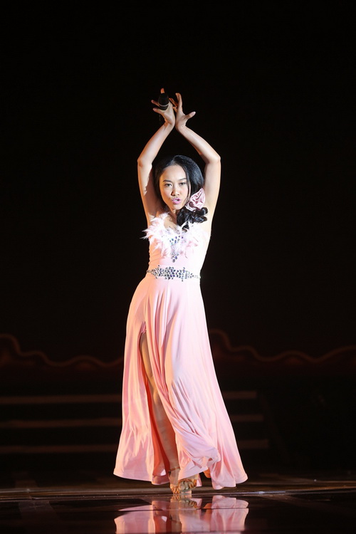 Chồng Tây bế con lên sân khấu quot;tỏ tìnhquot; cùng Đoan Trang - 1