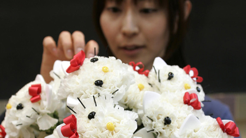 Mất vài phút cắm bó hoa Hello Kitty giá 4 triệu đồng - 2