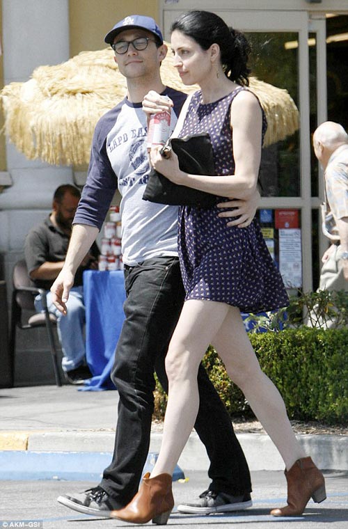 Ngắm chân dung bà xã của Kỵ sỹ bóng đêm - 18