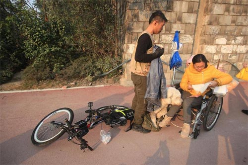 Chàng trai đi du lịch khắp đất nước với bạn gái tật nguyền - 4