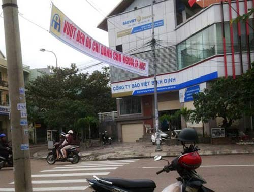 Người ‘nhiều học’ vẫn vượt đèn đỏ như thường! - 1