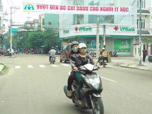 Người ‘nhiều học’ vẫn vượt đèn đỏ như thường! - 2