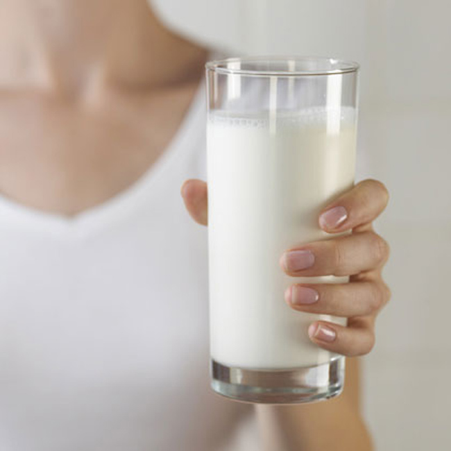 Các sản phẩm từ sữa

Nhiều em bé không thể dung nạp được một số loại sữa như sữa bò, vì thế khi mẹ ăn/uống các thực phẩm từ bơ sữa (sữa chua, phô mai, kem,…) thì con có thể bị dị ứng bởi các chất gây dị ứng sẽ đọng lại trong sữa mẹ. Các triệu chứng thường gặp như đau bụng, nôn, không ngủ được hoặc các vết đỏ khô ráp trên da có xu hướng bị hở, lở loét và chảy nước. Khi ấy, mẹ hãy ngưng dùng các sản phẩm từ bơ, sữa này một thời gian để kiểm tra.
