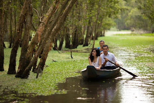 Xúc động ngắm nhìn ảnh cưới “Quê em mùa nước lũ” - 1