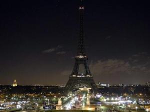 Tháp Eiffel tắt đèn tưởng niệm nạn nhân vụ xả súng ở Paris