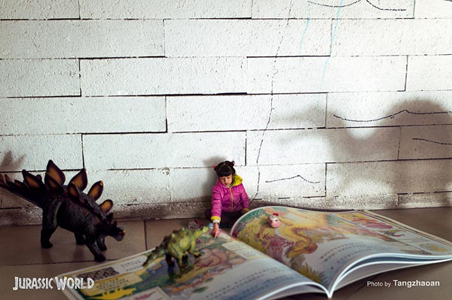 Chỉ với vài chú khủng long đồ chơi, cuộc phiêu lưu của cô bé gái đã mở ra. 
