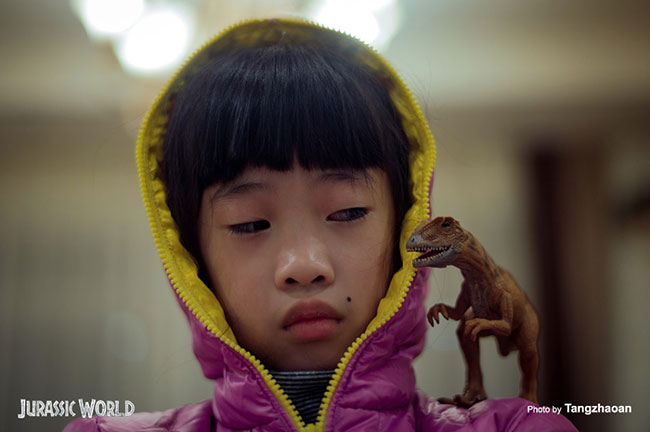 Kích thước thật con gái của anh Tangzhao và chú khủng long ngoài đời
