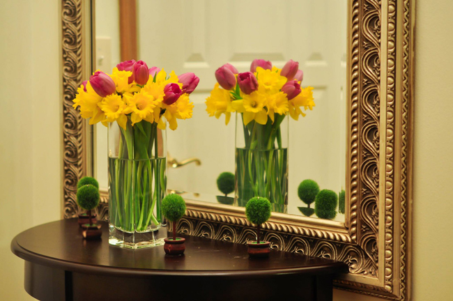 Một bình hoa đặt trước gương giúp không gian ngôi nhà trở nên rộng rãi hơn
