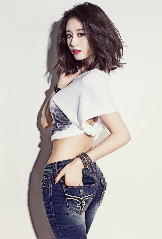Sở hữu nét đẹp cá tính và khỏe khoắn, Ji Yeon thường tôn lên phong cách riêng của mình bằng kiểu mắt cá tính.
