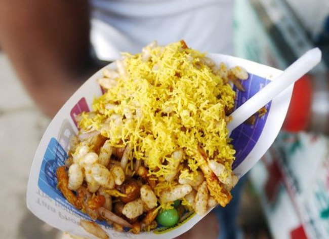 Bhel Puri (Mumbai, Ấn Độ)

Món ăn nhẹ Bhel Puri này được tìm thấy nhiều nhất trên đường phố Mumbai, Ấn Độ. Món này gồm mì gạo rán, rau, gia vị và tương ớt tạo ra hương vị hài hòa giữa các vị ngọt, mặn, thơm, cay.
