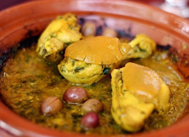 Tagine (Marrakesh, Morocco)

Tagine là món hầm trong nồi đất đến từ Bắc Phi. Nguyên liệu chính của món này là thịt (cừu, gà hoặc bò), rau, rất nhiều rau thơm và gia vị, đôi khi có cả trái cây và các loại hạt. Tagine thường được ăn kèm bánh mì, là món ăn đường phố không thể không thử khi ghé thăm đất nước Maroc.
