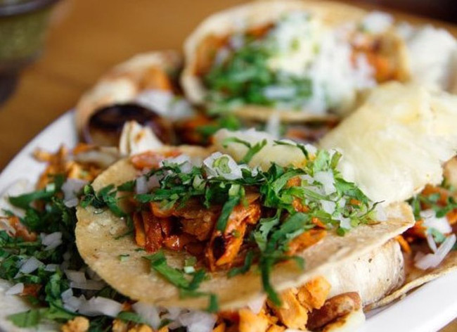Tacos al Pastor (thành phố Mexico, Mexico)

Cũng giống như nhiều món ăn đường phố khác trên thế giới, Tacos al Pastor là kết quả của sự giao thoa văn hóa. Chiếc bánh Tacos nổi tiếng của người Mexico thường có thịt cừu quay hoặc thịt lợn, ướp với ớt, gia vị và dứa trước khi được nướng chín. Thịt quay chín được thái lát nhỏ, đặt trên mặt bánh cùng hành, rau mùi và đôi thi là thêm một ít dứa, nước cốt chanh và salsa nóng.
