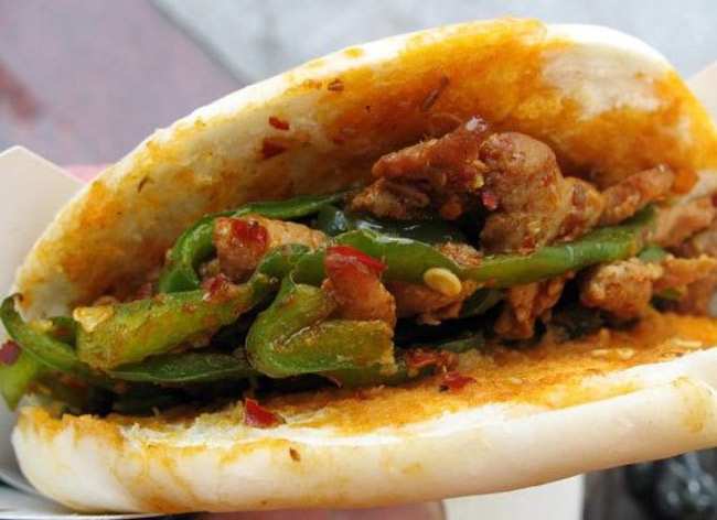 Roujiamo (Tây An, Trung Quốc)

Roujiamo ở Tây An được đánh giá là phiên bản Döner Kebab ở Trung Quốc. Đây là một trong những món bánh mì kẹp lâu đời nhất thế giới, với lịch sử tồn tại và phát triển gần 2.000 năm. Nhân bánh truyền thống gồm thịt lợn hầm, rau mùi, ớt. Món ăn có nguồn gốc từ Tây An nhưng nay được tiêu thụ rộng rãi trên khắp Trung Hoa




