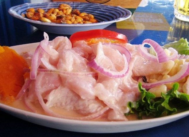 Ceviche (Lima, Peru)

Ceviche được coi là món ăn tiêu biểu cho ẩm thực Peru, thậm chí còn có cả một ngày lễ dành riêng cho món này. Món ăn này đang ngày càng trở nên phổ biến vượt ngoài biên giới Peru.

Công thức của nó rất đơn giản, những miếng cá tươi được ướp nước quýt, sau đó trộn với hành thái nhỏ, hạt tiêu, muối và ớt, dọn ăn cùng khoai lang, rau diếp, ngô hoặc quả bơ.
