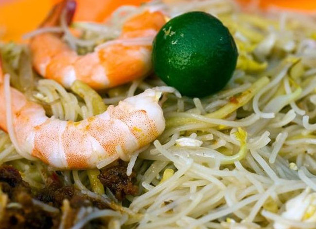 Hokkien Mee (Singapore)

Singapore là một trong các quốc gia có ẩm thực đường phố tuyệt nhất thế giới và Hokkien Mee là món bạn không thể bỏ qua khi tới đây. Hokkien Mee được làm từ mì gạo và mì trứng, thịt lợn, trứng, tôm, mực, tỏi, giá và xì dầu.

Trước kia món ăn sử dụng khá nhiều mỡ lợn nhưng ngày nay đã được giảm bớt.  Món này thường được dùng kèm chanh và một loại tương ớt có tên Sambal.
