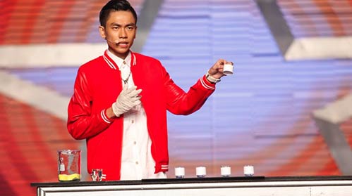 Tấn Phát xin lỗi khán giả về sự cố uống nhầm axít - 1